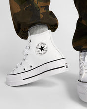 Carica l&#39;immagine nel visualizzatore di Gallery, CONVERSE  Chuck Taylor All Star Platform Leather white
