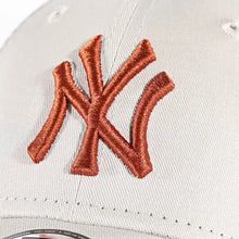 Carica l&#39;immagine nel visualizzatore di Gallery, NEW ERA 9 Forty New York Yankees Cap beige
