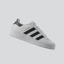 Carica e avvia il video nel visualizzatore di galleria, ADIDAS SUPERSTAR XLG white/black
